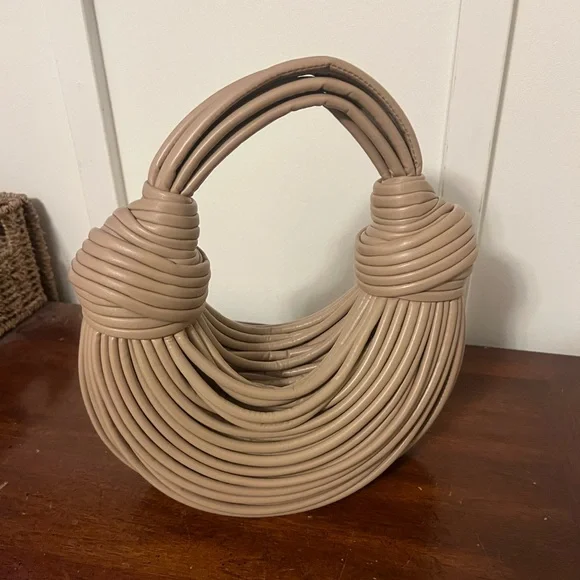 Stylish unique double knot bag Tan Handbag no branding but very stylish - Picture 2 of 6